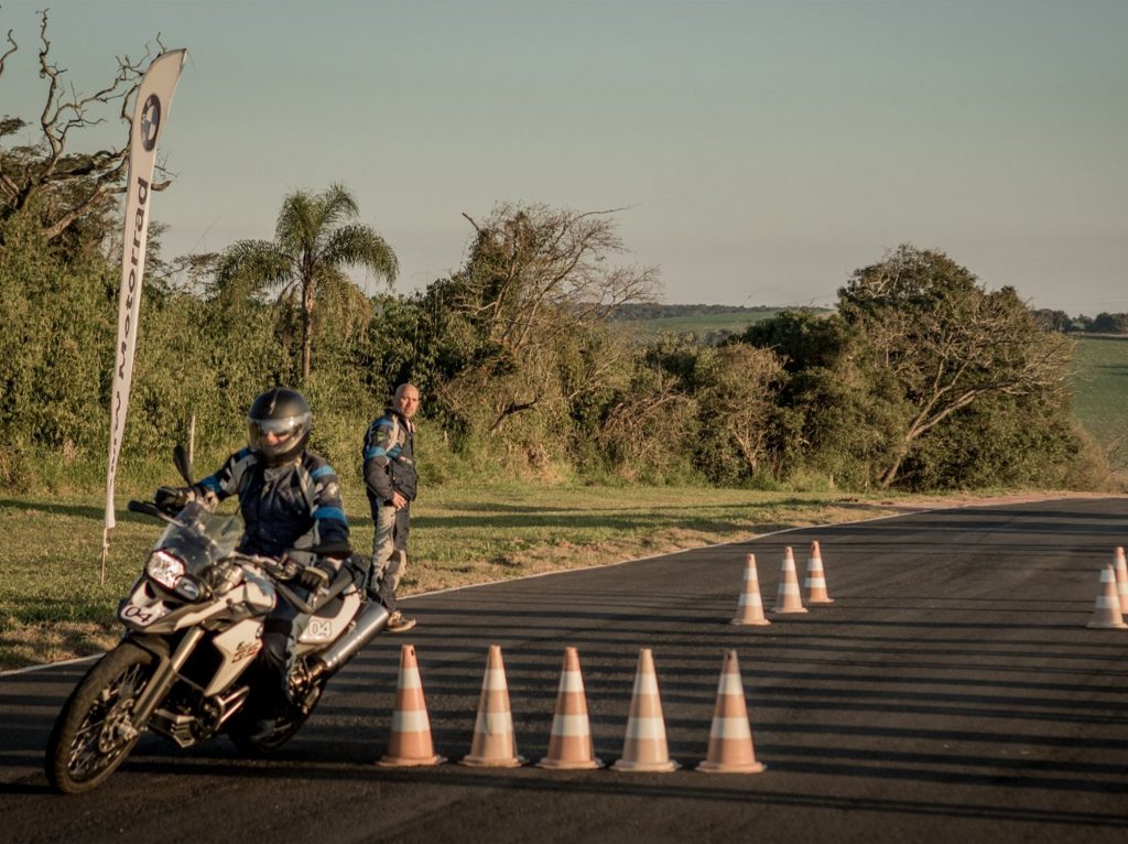 Programação da BMW conta com eventos online, cursos e workshops para despertar o puro prazer de pilotar em seus clientes