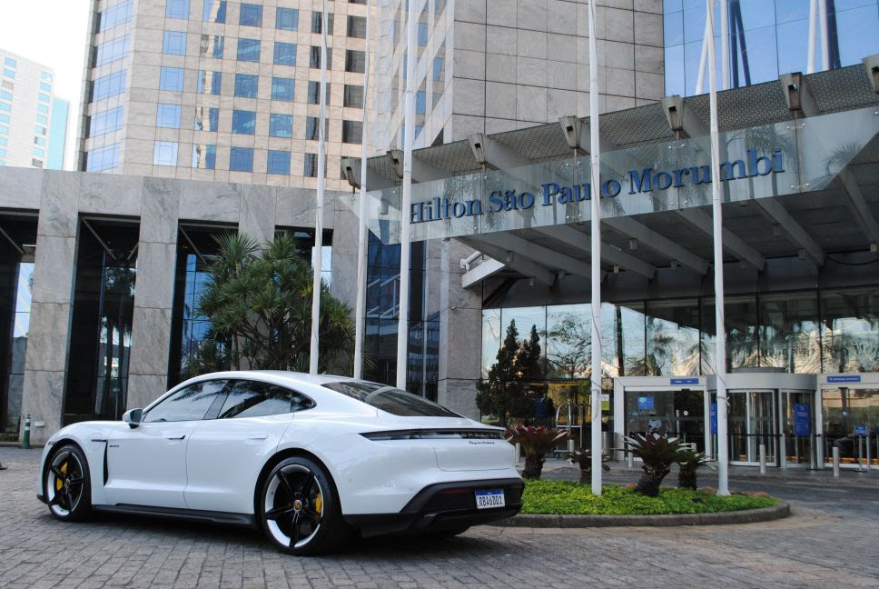 Hilton São Paulo Morumbi também ganha estação de recarga para carros elétricos, em parceria com a Porsche