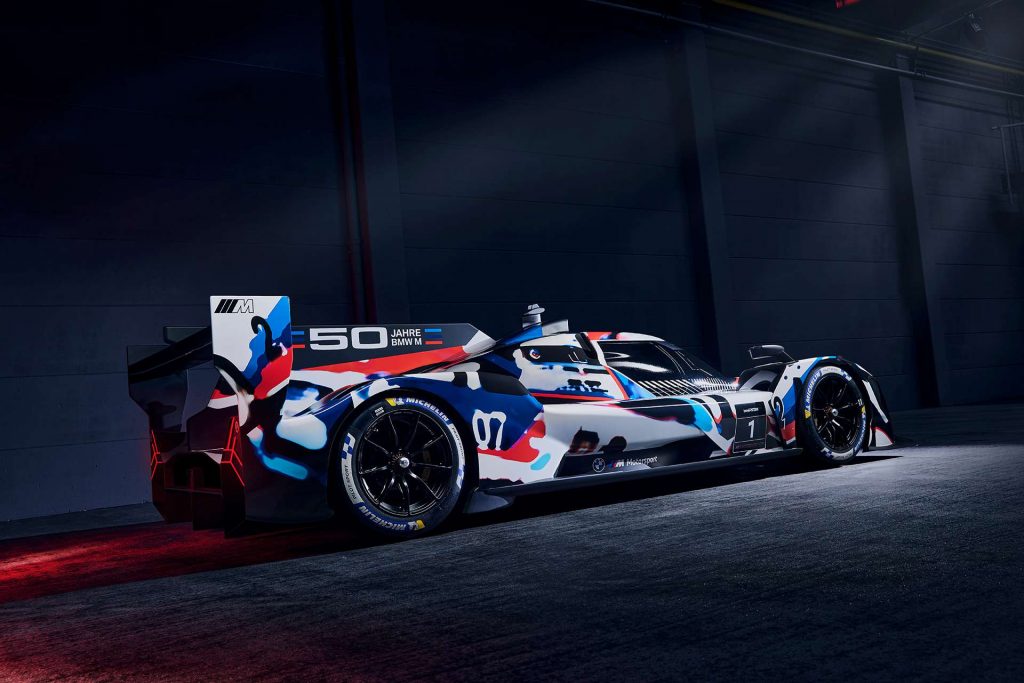 Uma pintura de camuflagem desenvolvida especificamente para o carro de teste faz referência à rica história do automobilismo BMW M Motorsport na América do Norte, enquanto obscurece visualmente geometrias críticas ao desempenho.